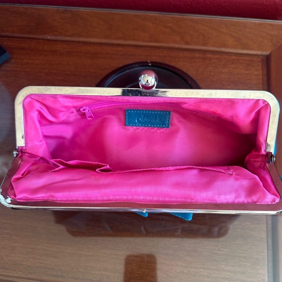 CANDIE’S RUFFLE CLUTCH KISSLOCK - Picture 4 of 6